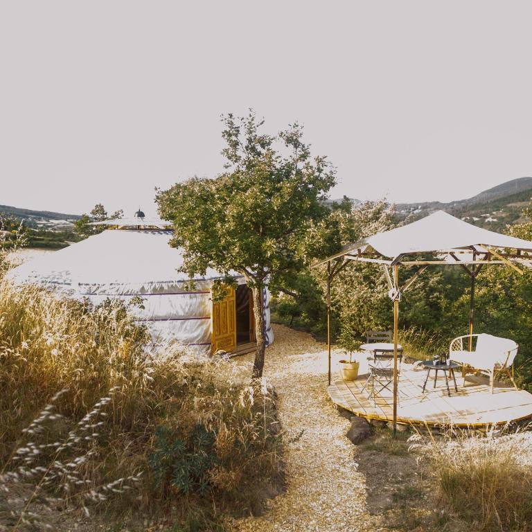 Gallery image of La yourte des genévriers in Saint-Vincent-de-Barrès