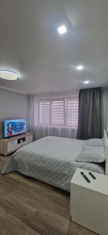 Кровать или кровати в номере Apartamentai Grigiškes