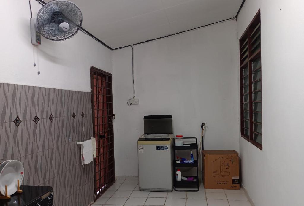 Η κουζίνα ή μικρή κουζίνα στο Eshal Homestay Padang Serai