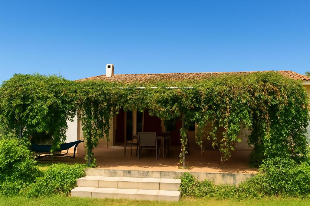 une pergola avec une table et des chaises devant une maison dans l'établissement Maison 8 pers piscine & BBQ a 5 min Chorégies, à Orange