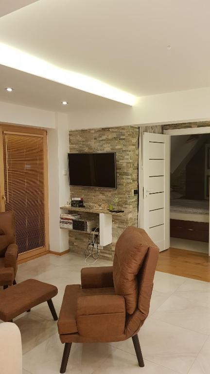 Televízia a/alebo spoločenská miestnosť v ubytovaní Apartamenty Toporowa Cyrhla