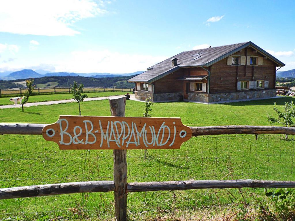 ein Schild auf einem Zaun vor einem Haus in der Unterkunft B&B Mappamundi in San Benedetto Val di Sambro