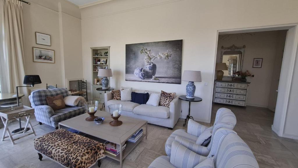 un salon avec des canapés et un canapé à imprimé guépard dans l'établissement Cannes Californie - Villa Florida - Comfort & Style - Sea View - Parking - Beach, à Cannes