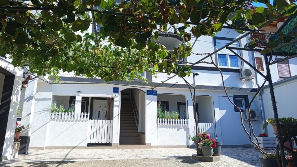 Budova, v ktorej sa apartmán nachádza