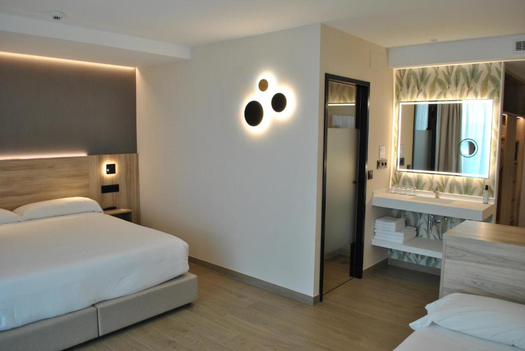 Cama o camas de una habitación en Hotel Delfin Azul