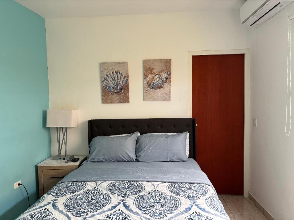 Postel nebo postele na pokoji v ubytování Cozy apartment in Savaneta