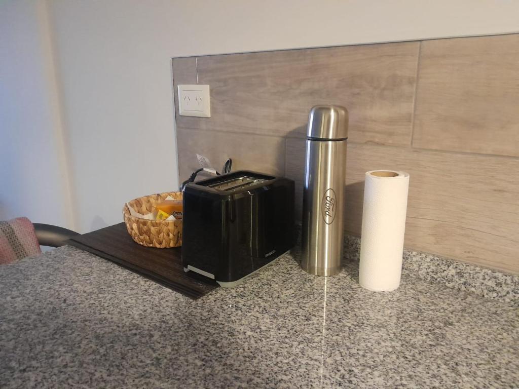 Plateau bouilloire dans l'établissement Parque Suite Nqn - 1 dormitorio