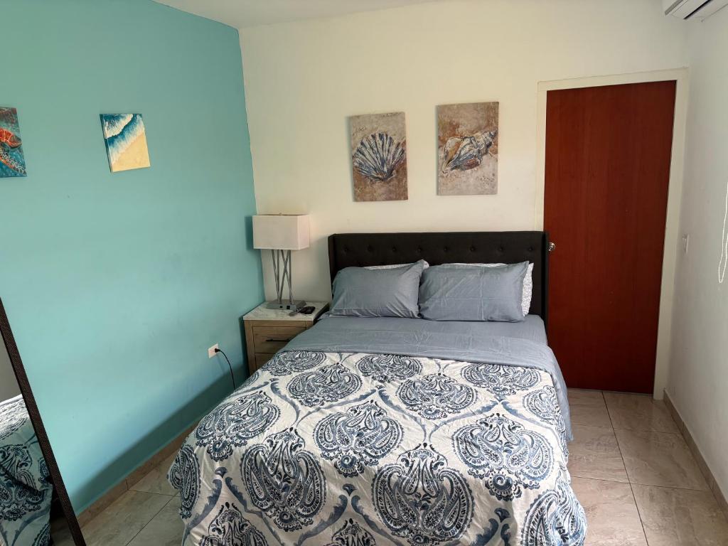 Postel nebo postele na pokoji v ubytování Cozy apartment in Savaneta