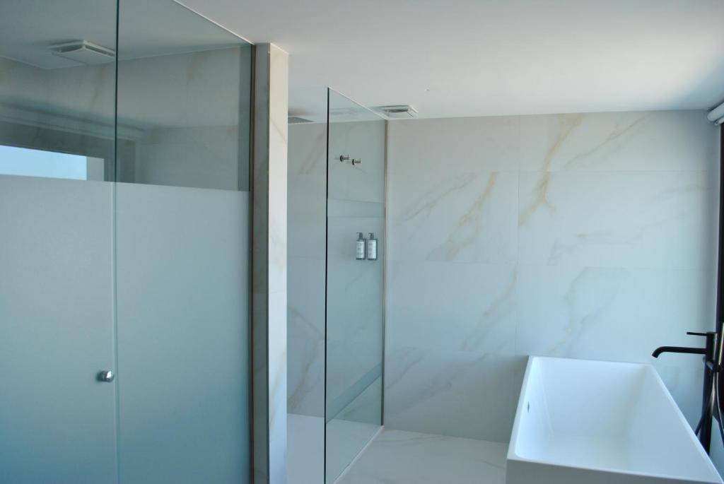 Un baño de Hotel Delfin Azul