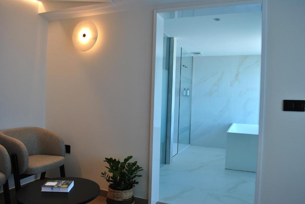 Un baño de Hotel Delfin Azul