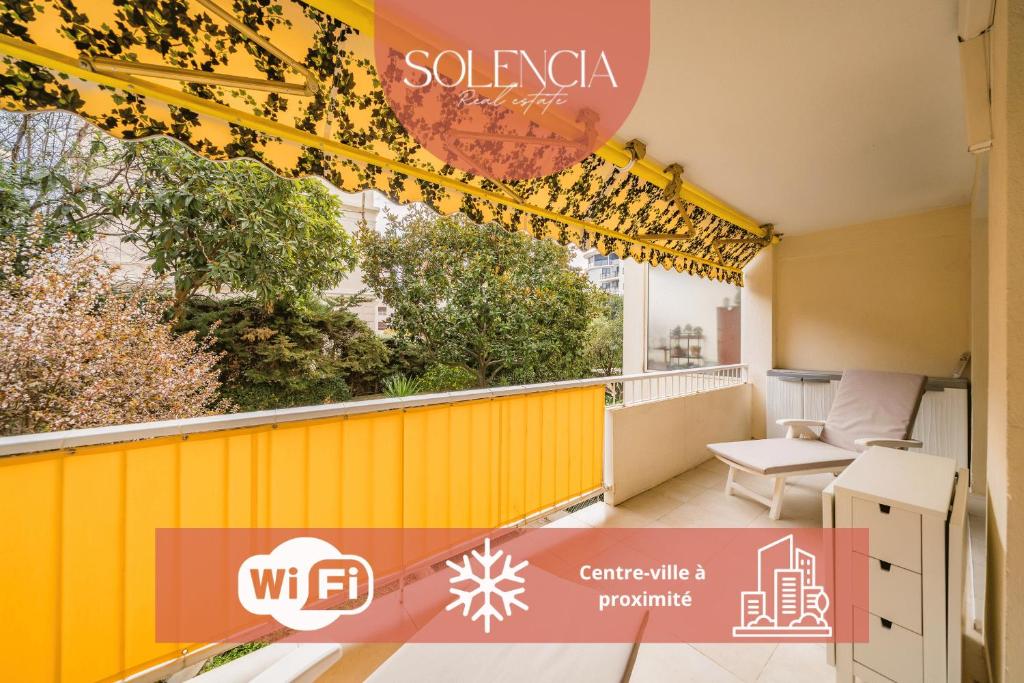 un balcon avec un panneau jaune et rouge dessus dans l'établissement 3 pièces au calme avec terrasses et verdure, à Cannes