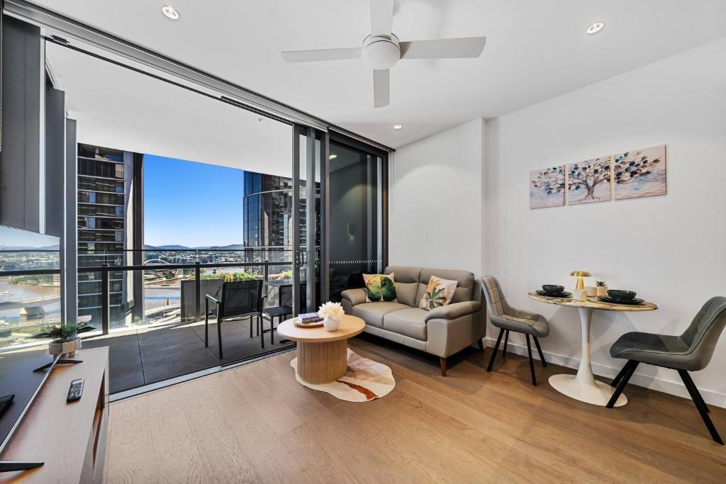 una sala de estar con un sofá y una mesa en New Private Apt on Star Casino Brisbane, en Brisbane