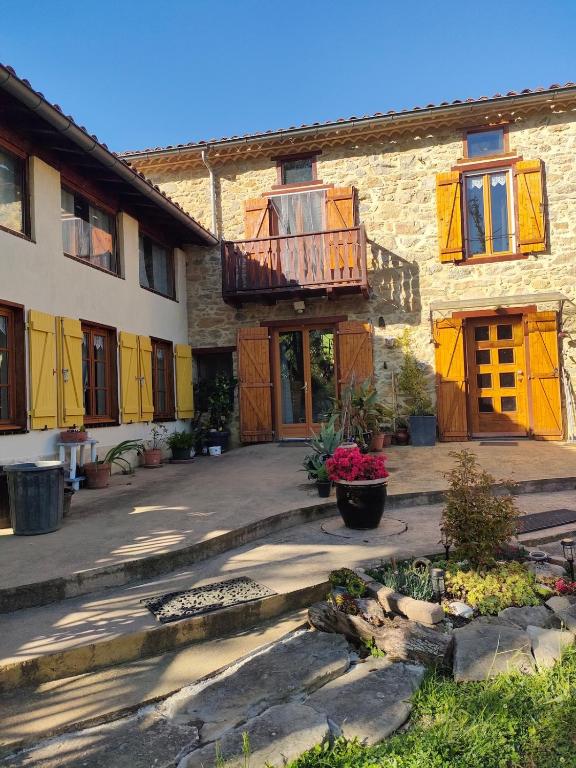 a building with a balcony on the side of it at Gîte au coeur du Plantaurel in Cazaux