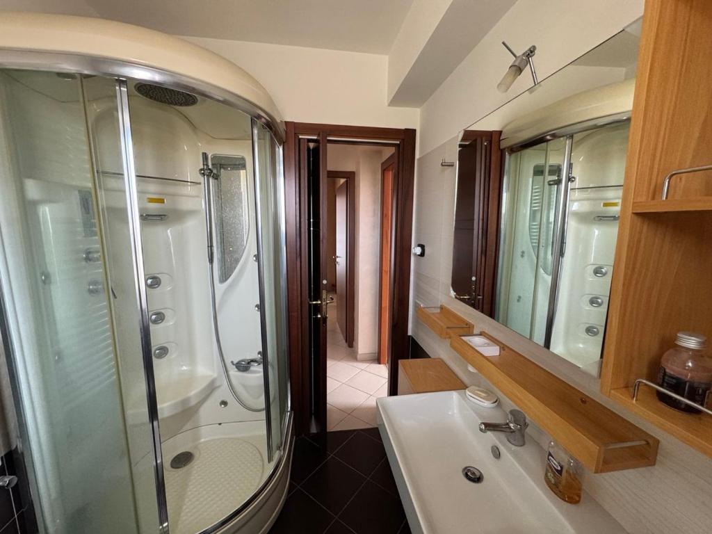 bagno con doccia, lavandino e specchio di Il Belvedere Guest House a Scalea