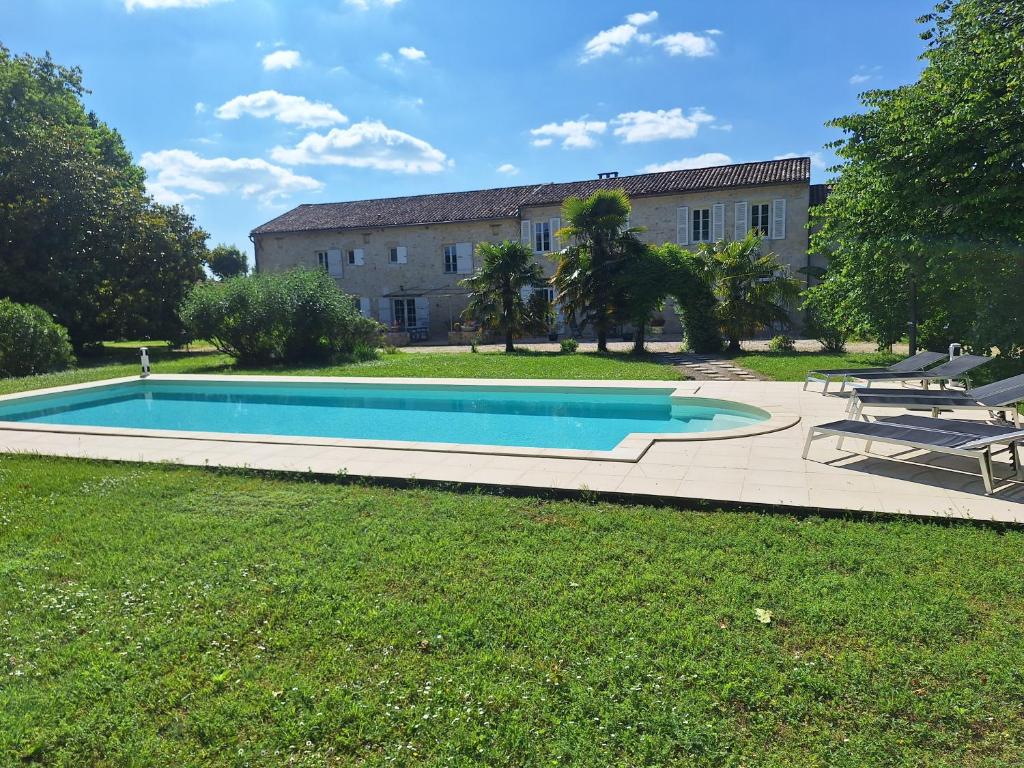 une grande piscine devant un immeuble dans l'établissement Domaine du Papillon, à Lesparre-Médoc
