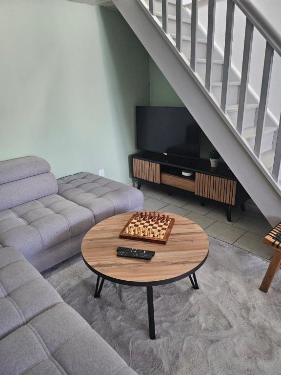 a living room with a couch and a coffee table at Appartement 2 chambres - Idéal pro & familles in Mussidan