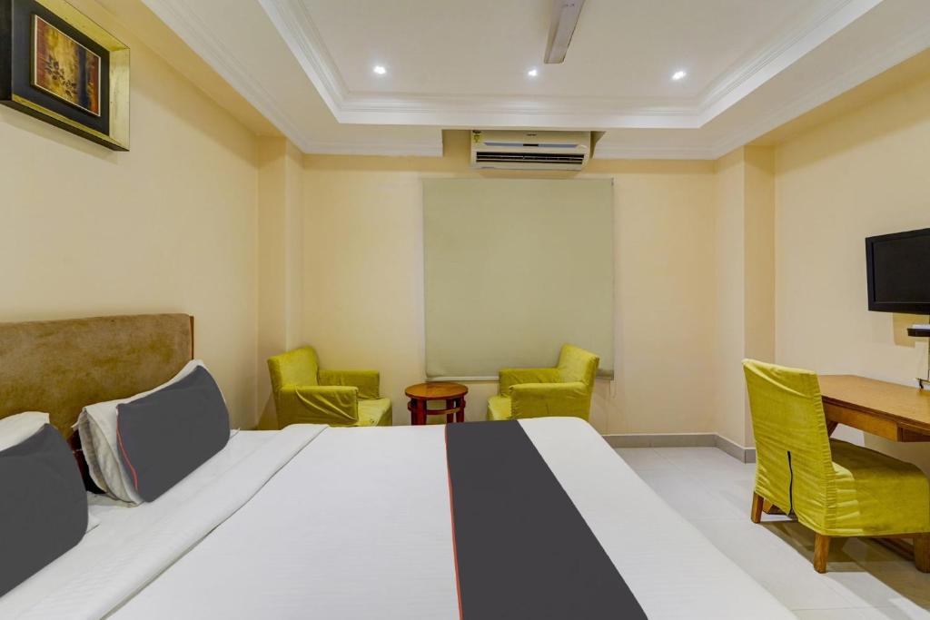 TV a/nebo společenská místnost v ubytování Super Hotel O G Silver Ashok Nagar