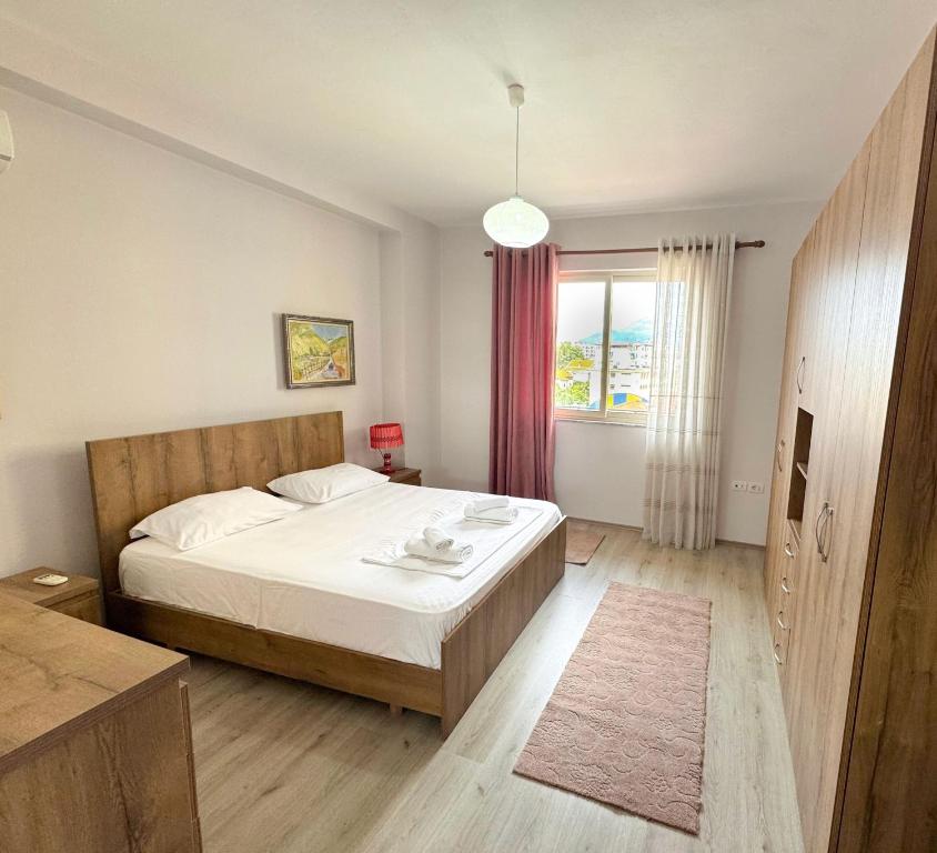 Кровать или кровати в номере Shkodra Apartments