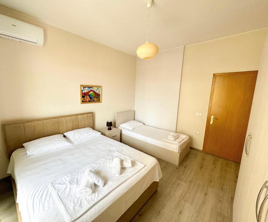 Кровать или кровати в номере Shkodra Apartments