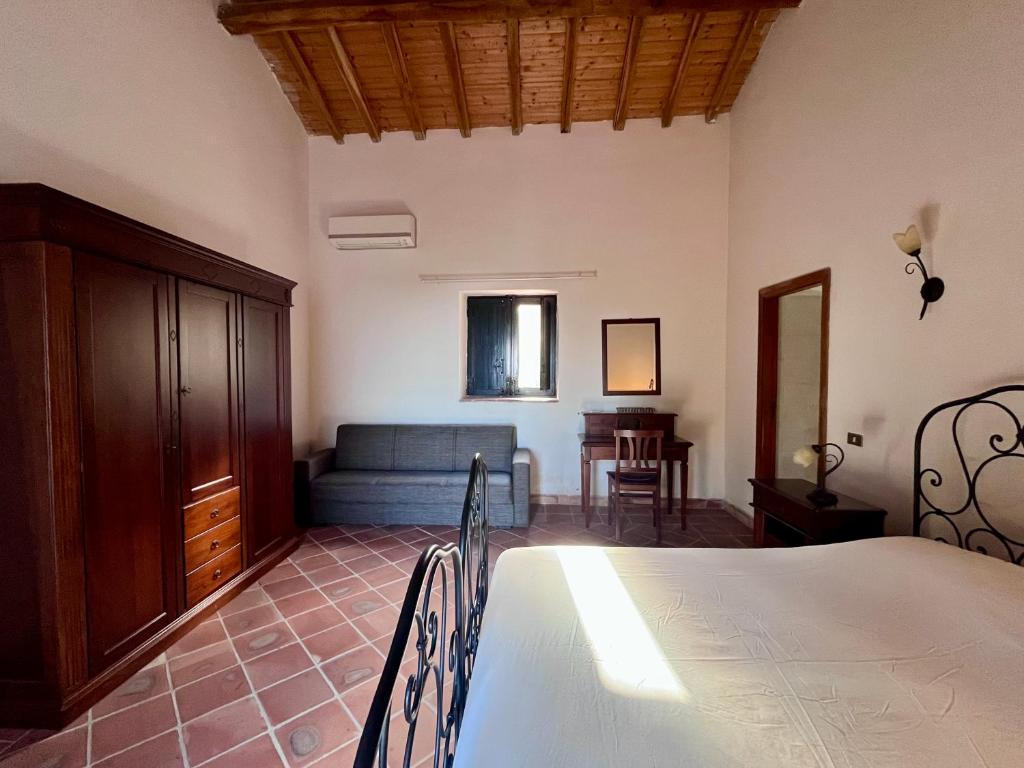 Soggiorno con letto e divano