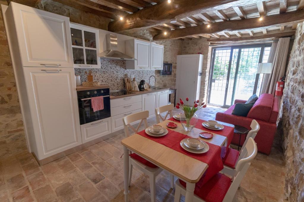 cocina y comedor con mesa, cocina y sala de estar en Appartamenti Pietrachiara, en Perugia