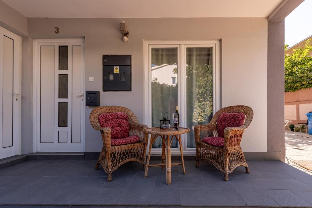 Patio alebo iná vonkajšia časť ubytovania Villa Vrebac Badem on the Peljesac peninsula