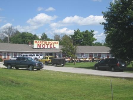 Brookfield的住宿－Martin House Motel Brookfield，停尸房汽车旅馆,门前有车辆停放