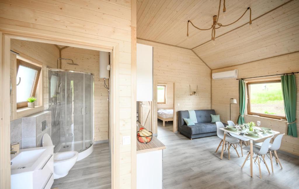 ein Badezimmer mit einem Waschbecken und einem Tisch in einem Zimmer in der Unterkunft Domki Sudecka Przystań in Duszniki-Zdrój