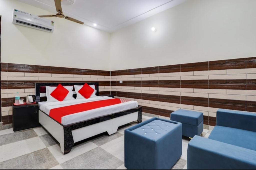 KankhalThe kailash hotel的一间卧室配有一张床和椅子