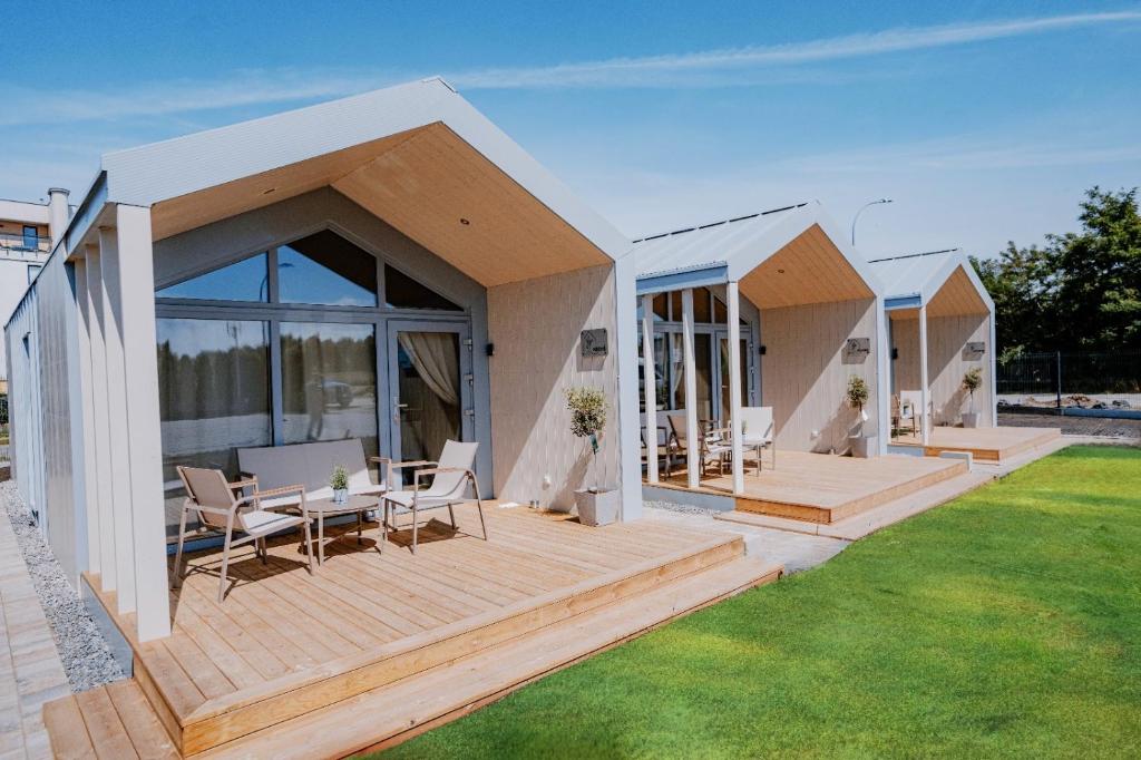 a row of modular homes with a deck at Domki Morska Olivka in Puck