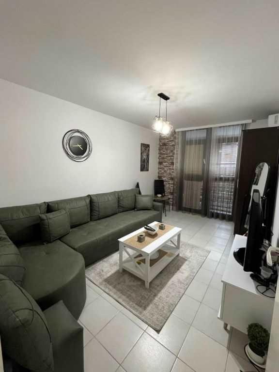 a living room with a green couch and a coffee table at Sivas Bar in Bar