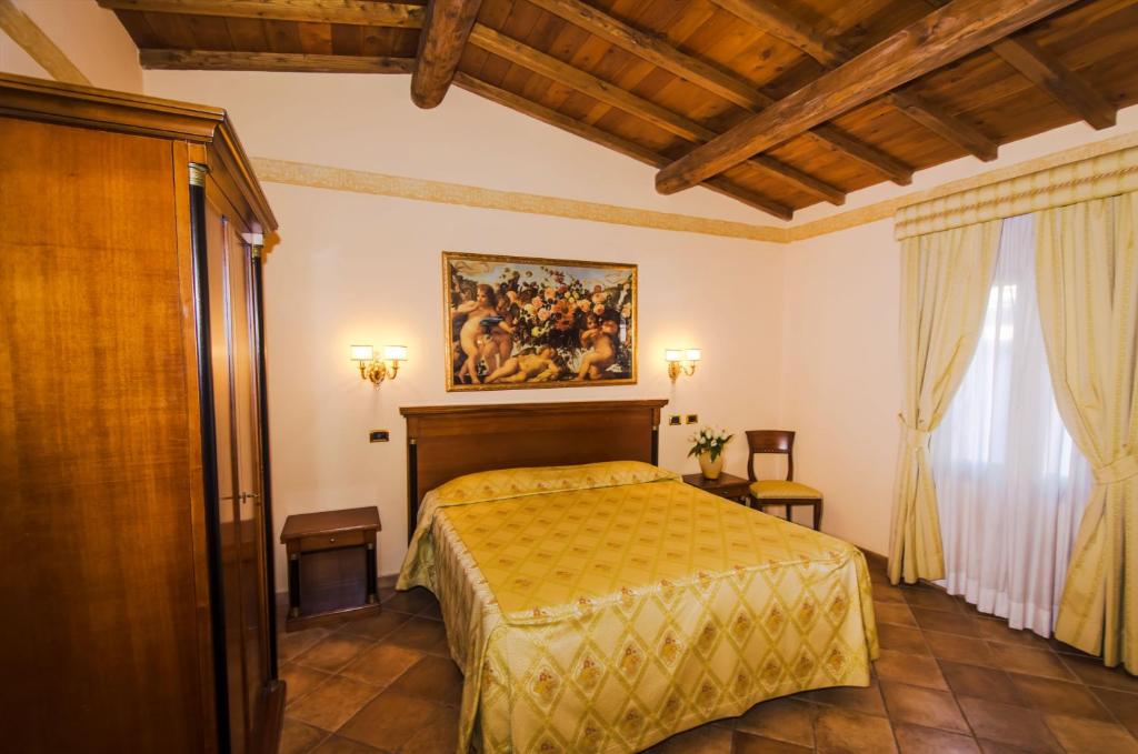 Postel nebo postele na pokoji v ubytování Hotel Quadrifoglio Roma Eur