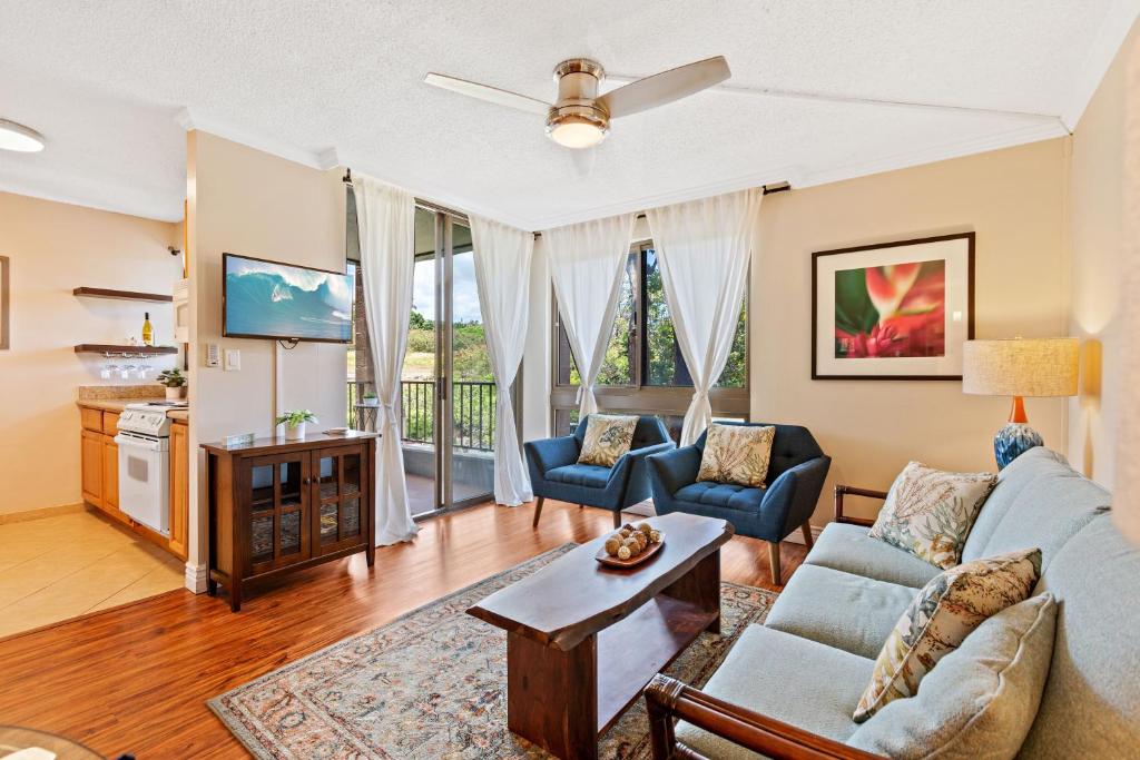 een woonkamer met een bank en een tafel bij Kahana Manor 316 condo in Kahana
