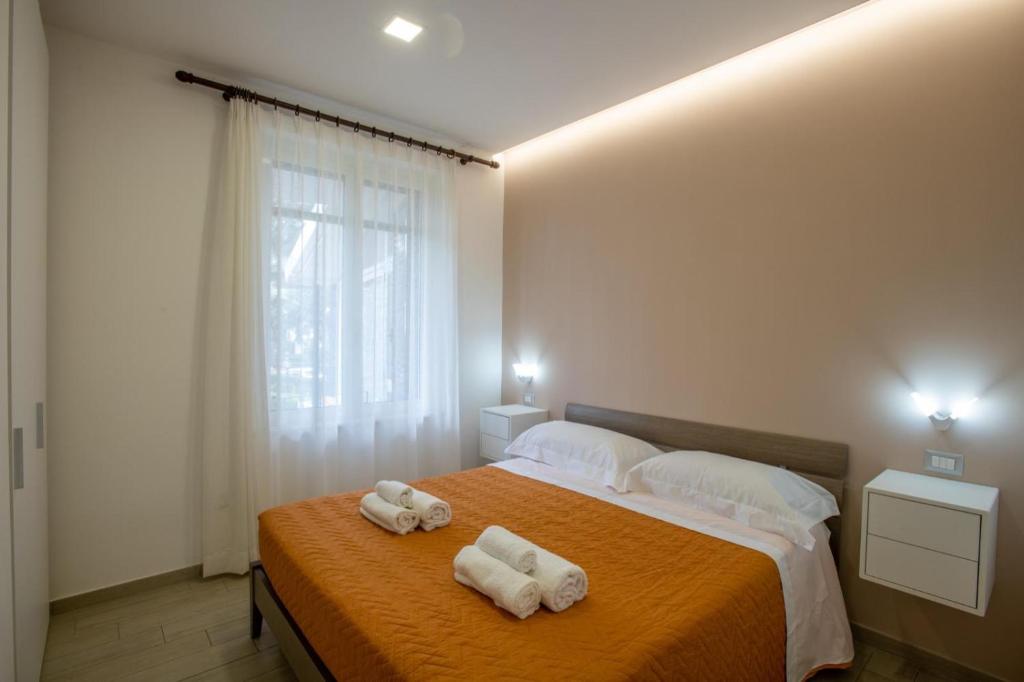 a bedroom with two towels on a bed at Nemesi in Santa Maria di Castellabate