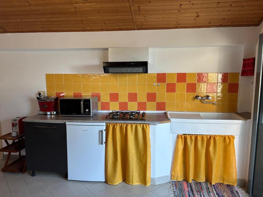 een keuken met een fornuis en een aanrechtblad bij Cozy house in the Chianti region in Castelnuovo Berardenga