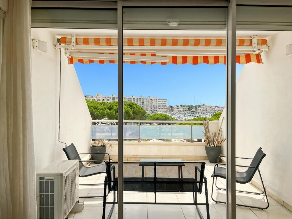 ein Balkon mit Tisch und Stühlen und Aussicht in der Unterkunft Carnon vue Port in Mauguio