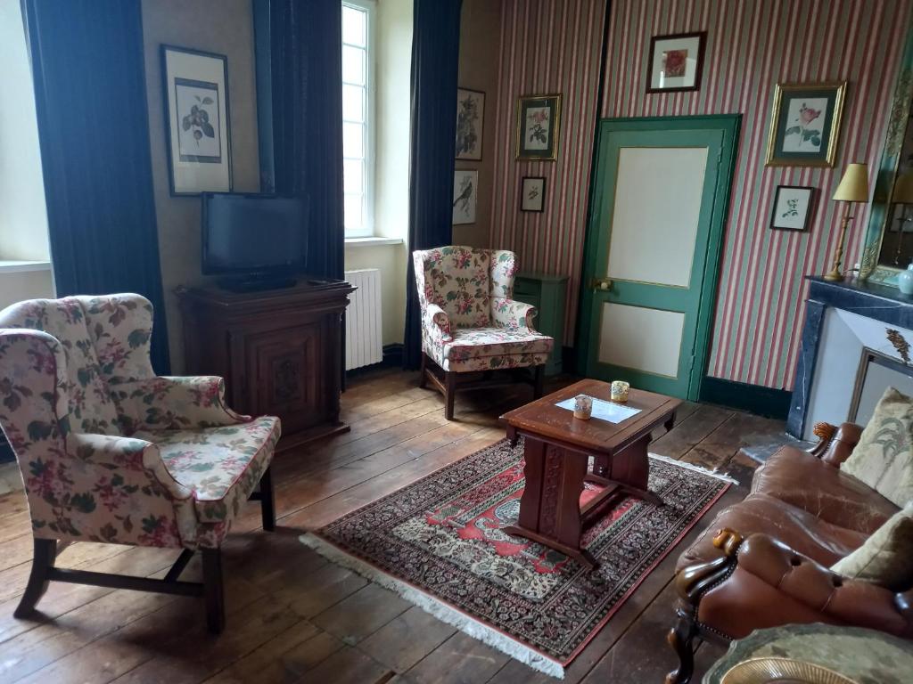 Chateau Le Val - Family Room