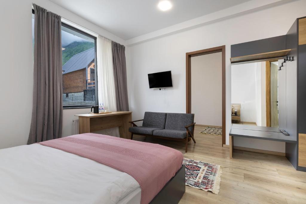 Postel nebo postele na pokoji v ubytování 3100 Boutique Hotel Kazbegi