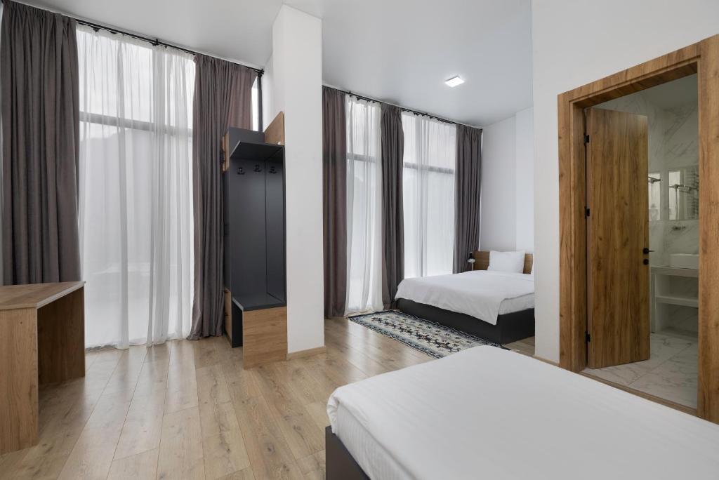 Postel nebo postele na pokoji v ubytování 3100 Boutique Hotel Kazbegi