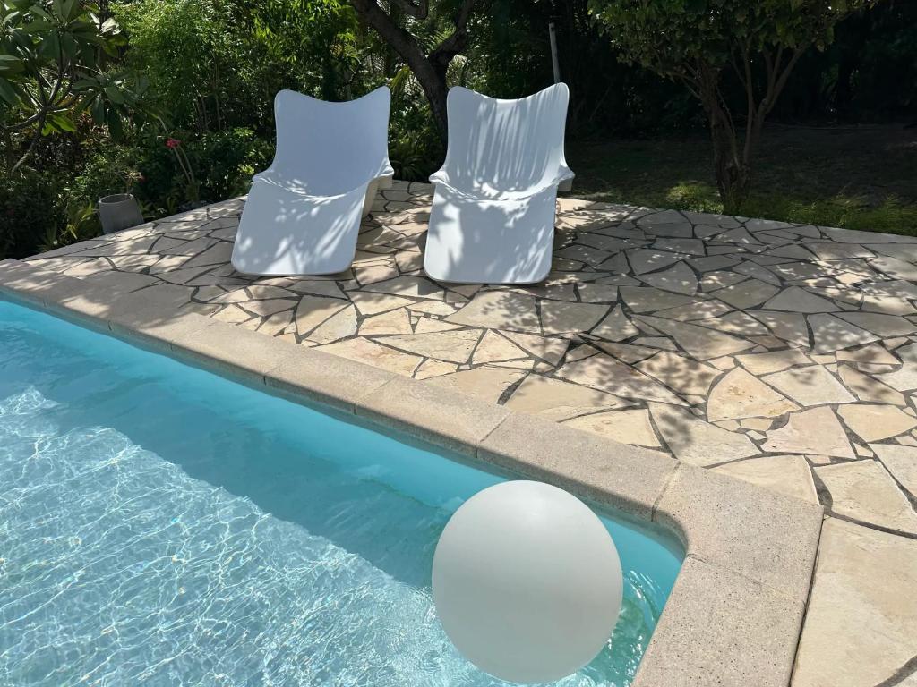 Bazén v ubytování Villa en bord de mer à Saint-Pierre, 100 m² nebo v jeho okolí
