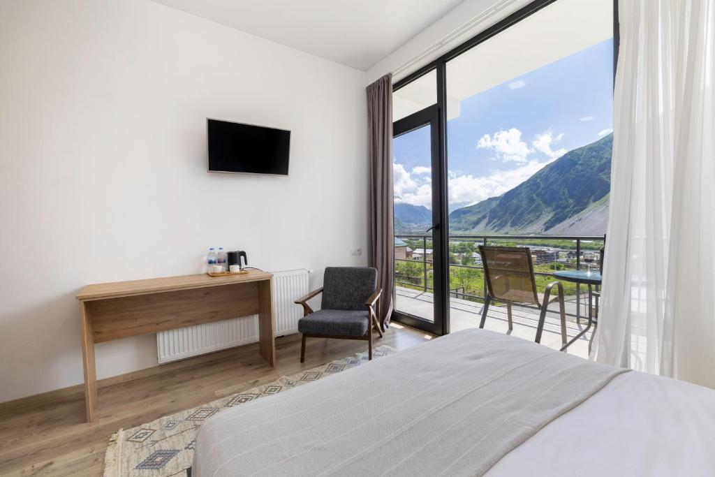 Nespecifikovaný výhled na hory nebo výhled na hory při pohledu z hotelu