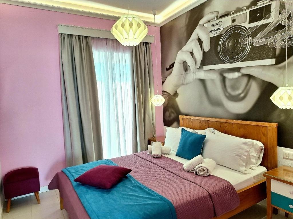 1 dormitorio con 1 cama con una cámara en la pared en Nostalgia Retro Suites, en Naxos Chora