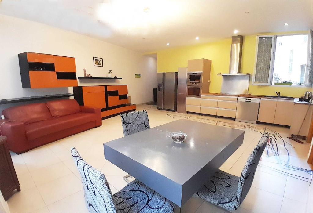 une cuisine et un salon avec une table et des chaises dans l'établissement Super CENTRAL NICE, à Nice