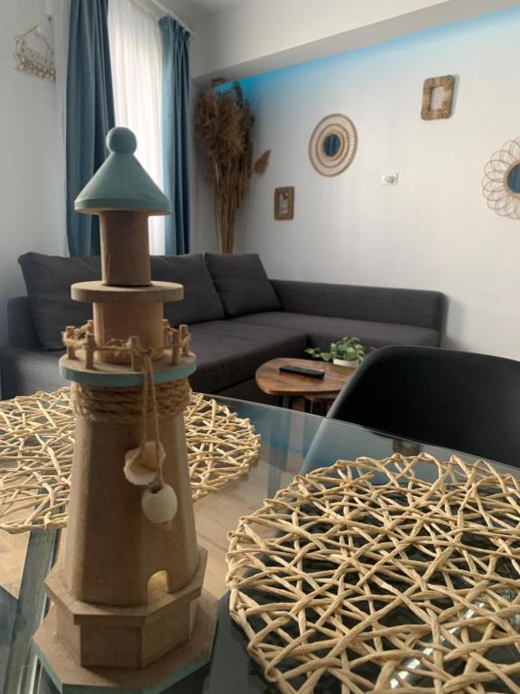 un soggiorno con un tavolo di vetro e un divano di Cataleya Blue a Mamaia Nord - Năvodari