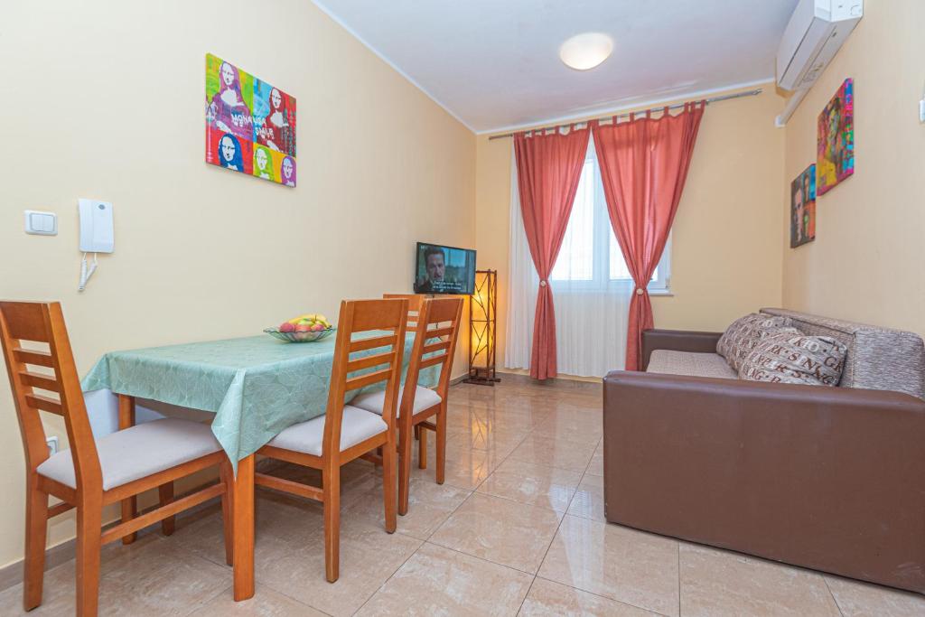 Posedenie v ubytovaní Apartments Burazer