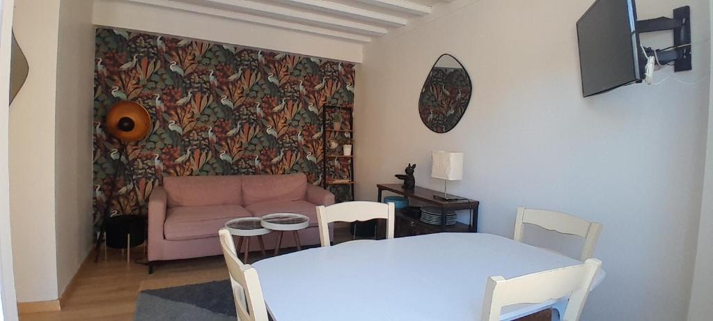un salon avec un canapé et une table dans l'établissement Appartement en plein cœur de Honfleur, à Honfleur
