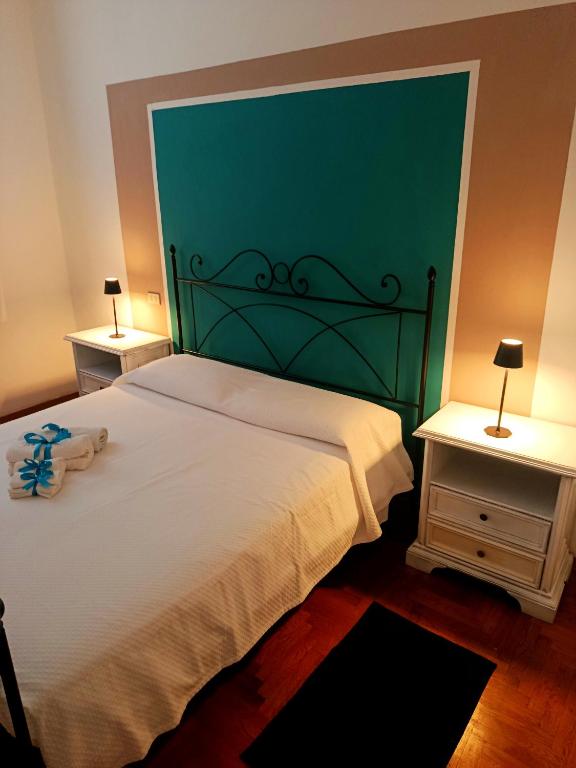Camera da letto Wilma في فلورنسا: غرفة نوم بسرير كبير مع اللوح الاخضر