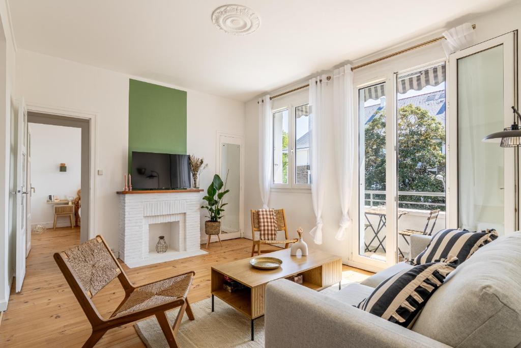 a living room with a couch and a fireplace at Appartement T4 centre-ville St Nazaire in Saint-Nazaire