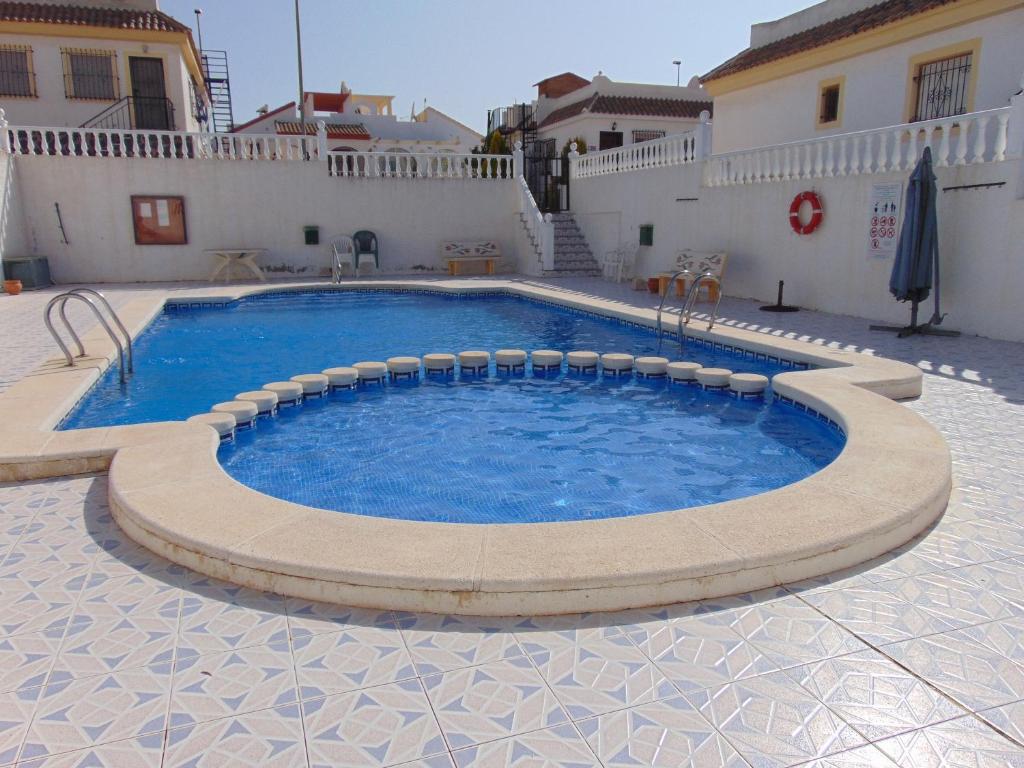 a large swimming pool in the middle of a courtyard at Fiesta 165 in Mazarrón