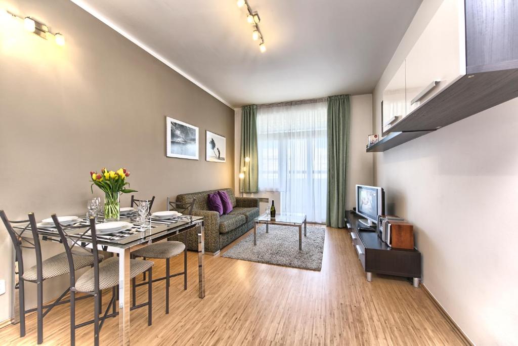 プラハにあるOstrovni 7 Apartmentsのリビングルーム(ダイニングテーブル、ソファ付)